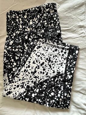 NWT Fabletics Navassa Capri black & white abstract pattern